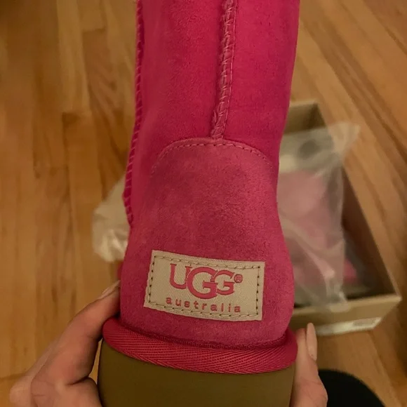 NWT UGG UGG
australla
W CLASSIC
SHORT
5825 W / MAG - Picture 5 of 8